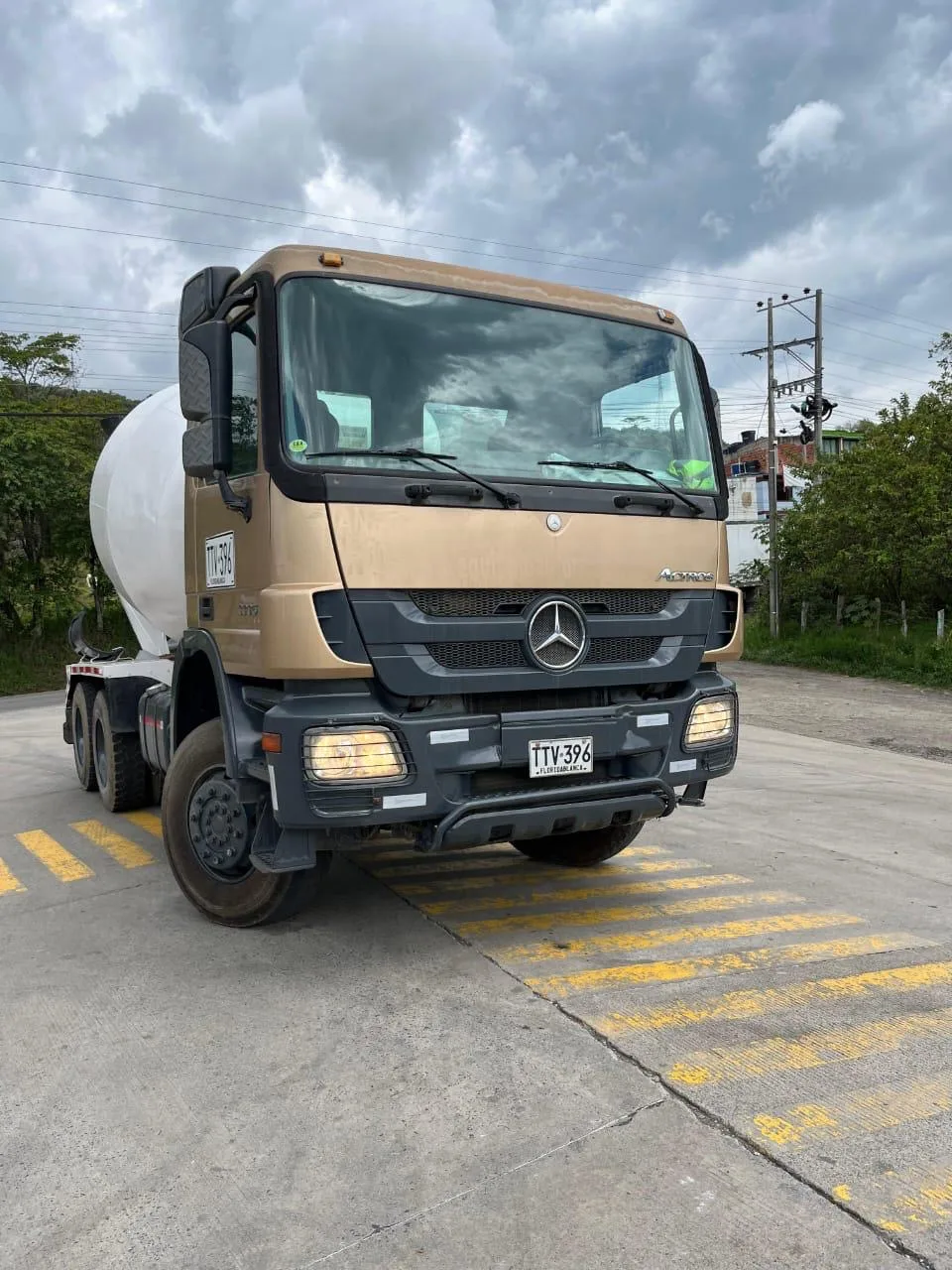Camion mixer Mercedes-Benz Actros color arena en via, listo para despacho