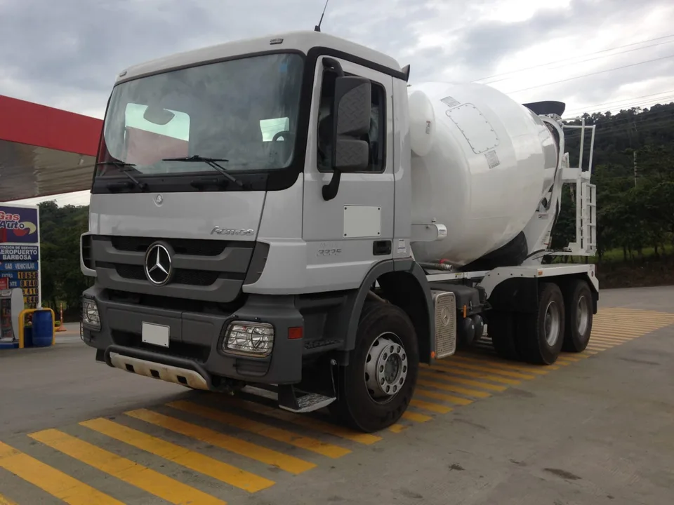 Camion mixer Mercedes-Benz Actros 3335 blanco visto de frente en una estacion de servicio